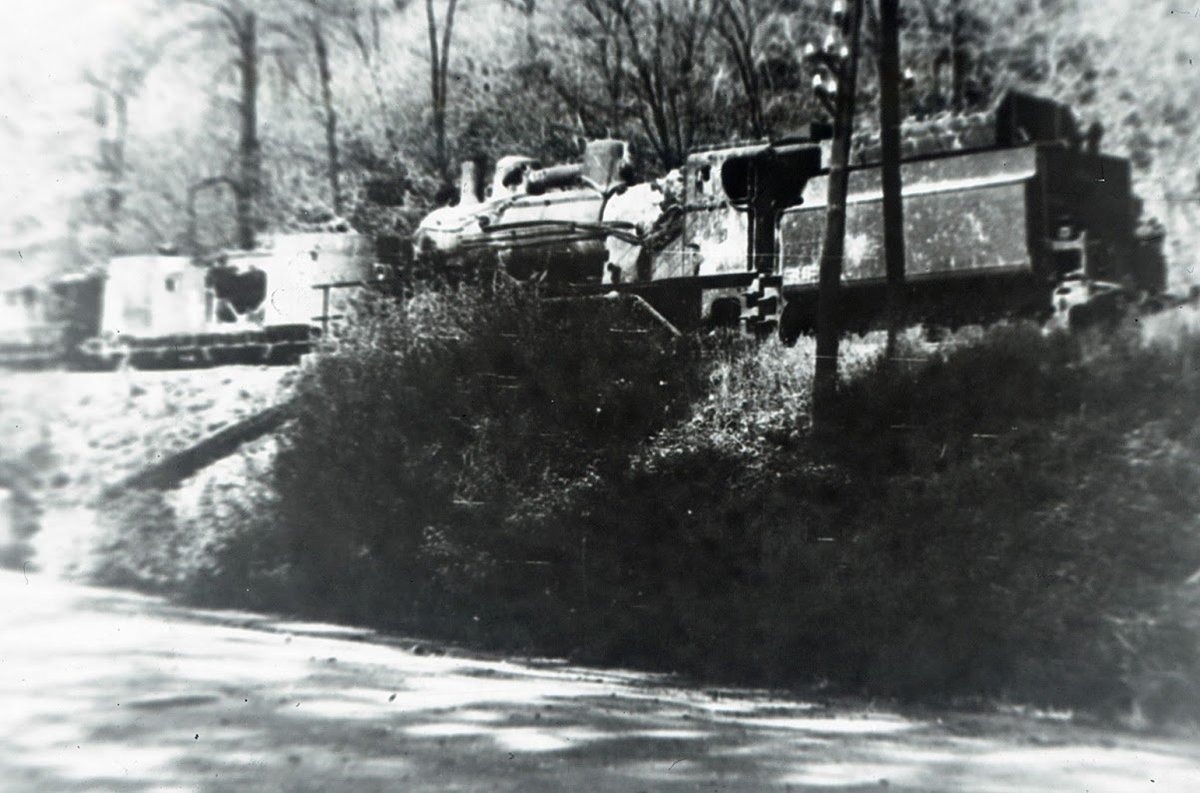 Rozstřílená lokomotiva v Chuchli, květen 1945