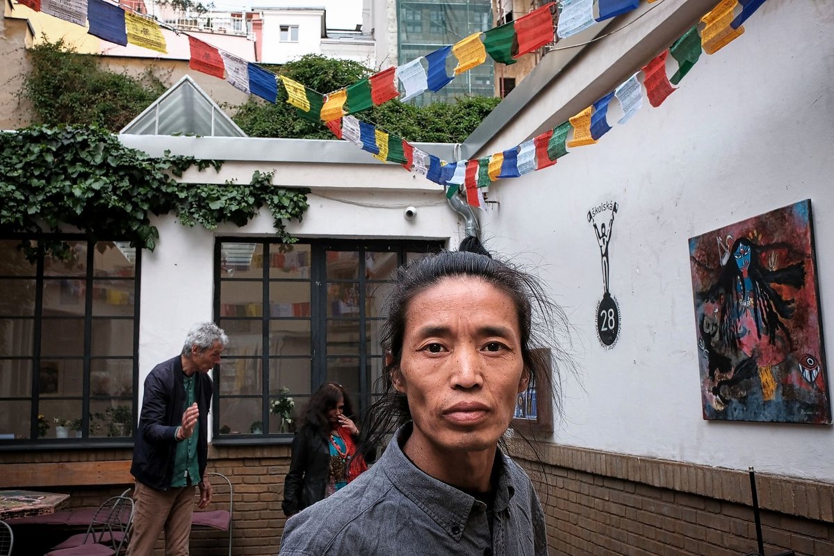 Chungpo Tsering před tibetskými modlitebními vlaječkami